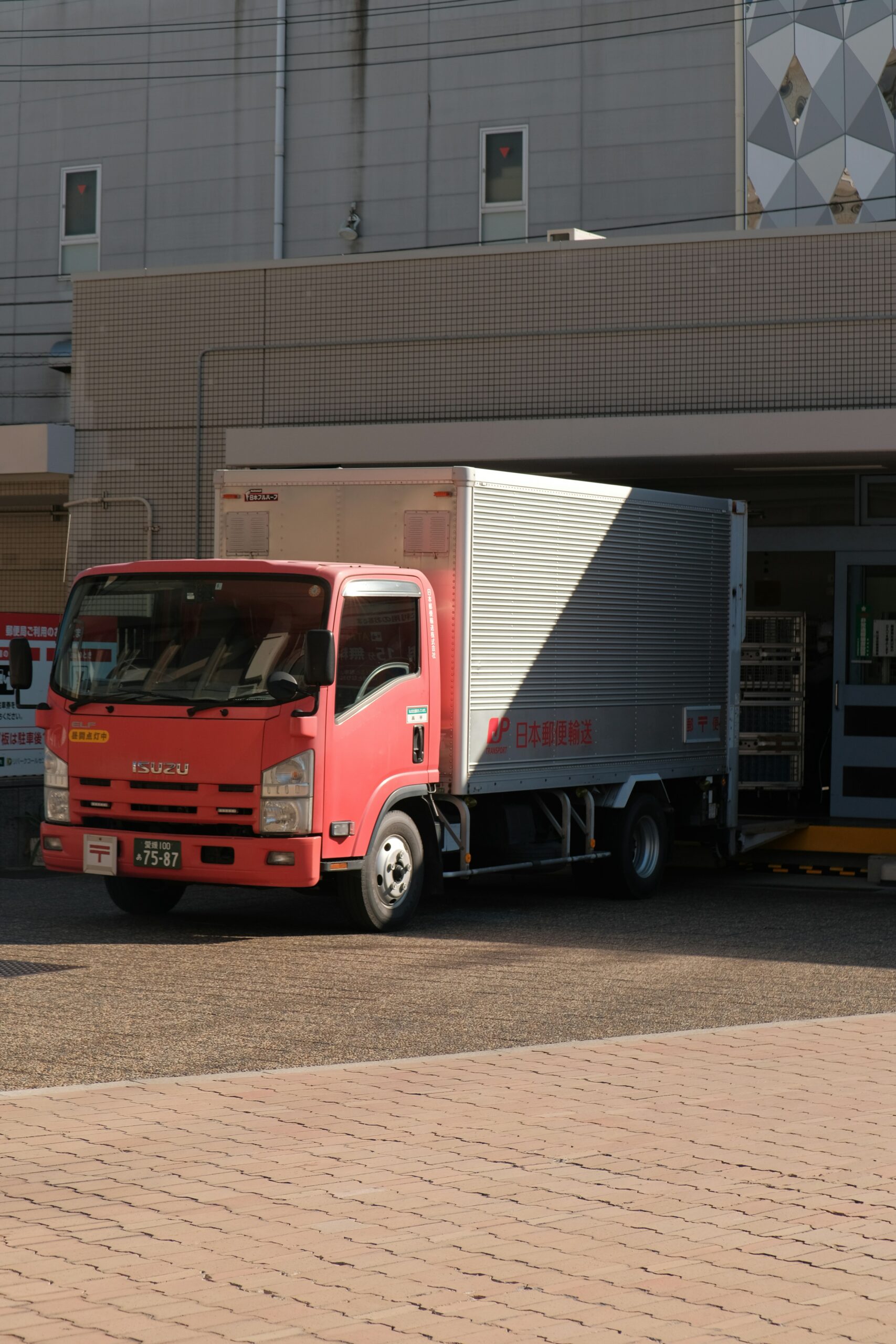 From Warehouses to Storefronts: How Mall Deliveries Keep Retail Running Smoothly