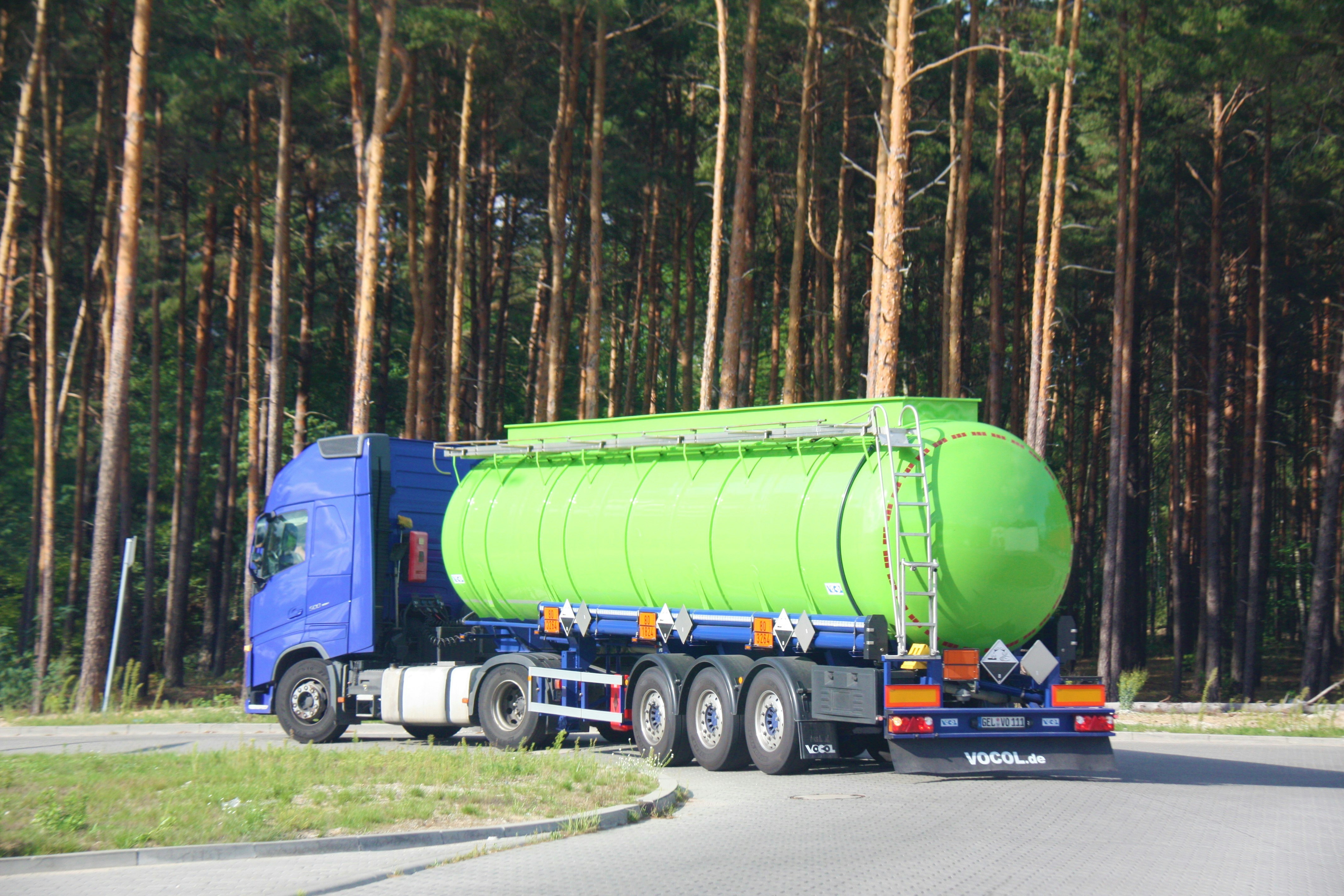 Rolls Right sugar tanker for bulk commodity transport in Western Canada